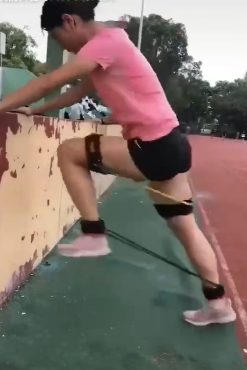 Thigh elastic band hip flexor